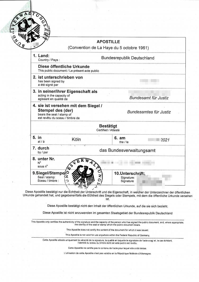 La imagen muestra una Apostilla de La Haya emitida por la Oficina Federal de Administración alemana para un certificado de antecedentes penales alemán para su uso en el extranjero.